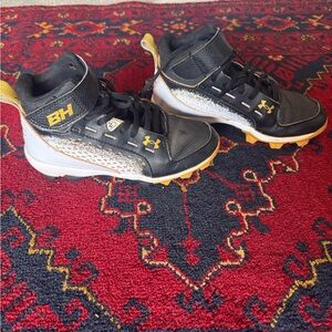 Under Armour Youth Harper 6 BH Mid RM Jr. Baseball Cleats